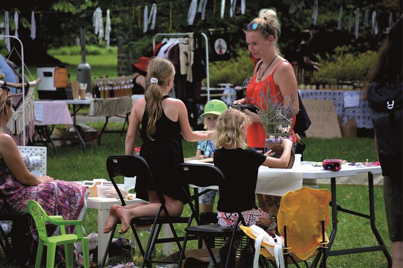 Desáté pokračování jarmarku místních tvůrců Zahrada proběhlo už podruhé v sadu E. Beneše. Lidé mohli nakupovat originální módu, doplňky nebo se bavit připraveným programem. FOTO: DAVID MACHÁČEK