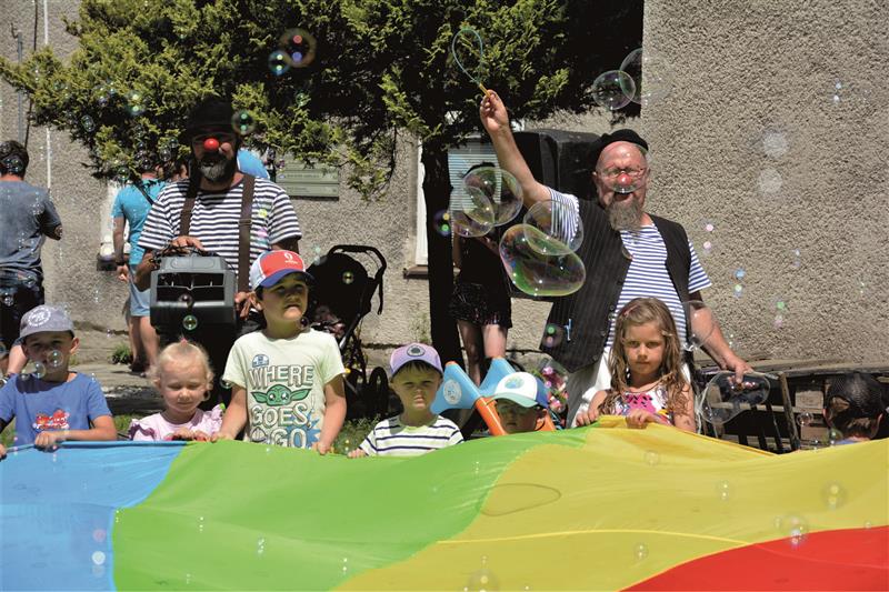 Ředitelka ZŠ Floriána Bayera spolu se školním týmem převzala ocenění Faitradová škola. Tímto titulem se v kraji honosí pouze dvě školy. FOTO: DANA HOĎÁKOVÁ