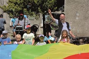 Ředitelka ZŠ Floriána Bayera spolu se školním týmem převzala ocenění Faitradová škola. Tímto titulem se v kraji honosí pouze dvě školy. FOTO: DANA HOĎÁKOVÁ