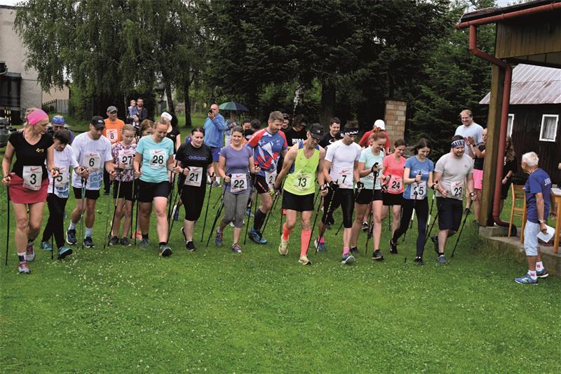 Od Kulturního domu v Mniší se uplynulou sobotu vydalo na trať Jaštírské osmičky celkem 28 účastníků v nordic walking závodě. FOTO: MAREK HAVRAN