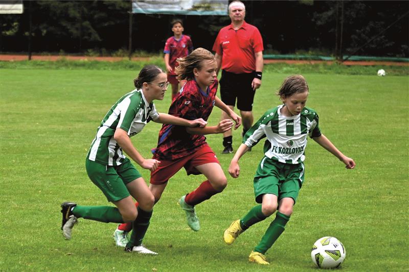 Jubilejní 10. ročník Memoriálu Václava Migase ve Vlčovicích vyhrál po celodenních bojích tým mladších žáků Kozlovic (pruhované dresy).  FOTO: MAREK HAVRAN