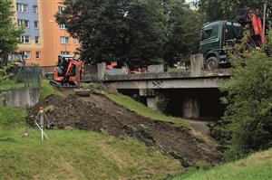 V pondělí 8. července začala demolice mostu na ulici Erbenově. Na jeho místě má během čtyř měsíců vyrůst zcela nový most pro silniční dopravu i pěší. Do té doby bude nutné místo objíždět. FOTO: DAVID MACHÁČEK