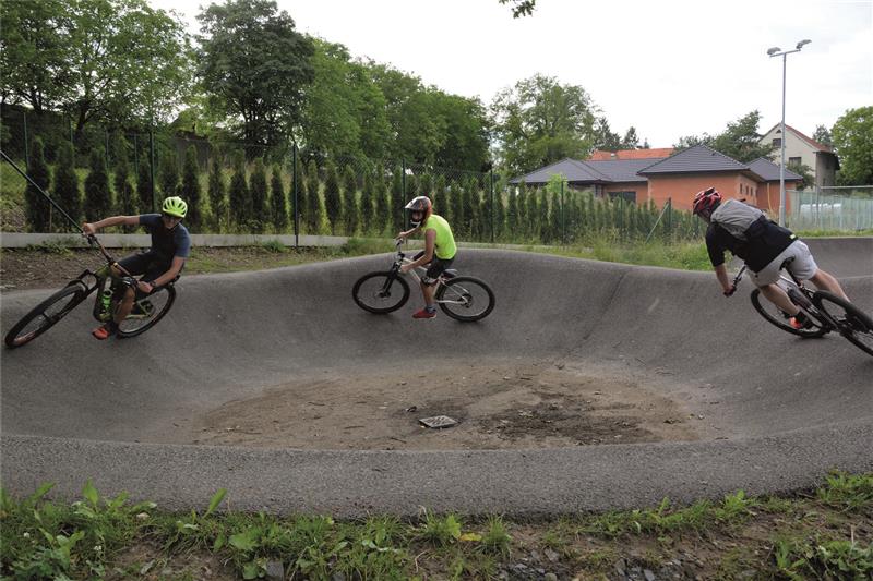 V rámci první akce Někdo ven??? vyjela dvacítka cyklistů do Rybí, kde si zajezdili na pumptracku. Dnes jsou na programu sportovní aktivity v centru města. FOTO: DANA HOĎÁKOVÁ