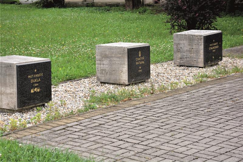 Odcizené bronzové destičky na kostkách s prstí z bojišť druhé světové války nahradily desky z leštěné žuly. FOTO: DAVID MACHÁČEK