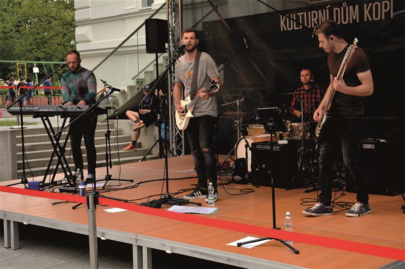 Sérii letních koncertů před Ringhofferovou vilou zahájila minulou neděli lichnovská poprocková kapela Red Stone. FOTO: DAVID MACHÁČEK