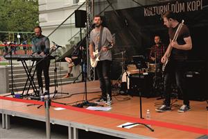 Sérii letních koncertů před Ringhofferovou vilou zahájila minulou neděli lichnovská poprocková kapela Red Stone. FOTO: DAVID MACHÁČEK