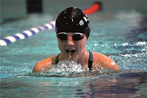 Kopřivnická plavkyně Aneta Pantůčková na domácích závodech skončila dvakrát v TOP 10 a hlavně si připsala tři nové osobní rekordy. FOTO: MAREK HAVRAN