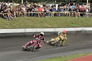 Kopřivnice se v neděli 4. srpna znovu bavila plochou dráhou. Na zdejším oválu se šestnáct jezdců utkalo o body do Mistrovství České republiky jednotlivců. První finále vyhrál Adam Bednář z AK Markéta. Nejlépe z kopřivnických jezdců skončil pátý Jan Macek.