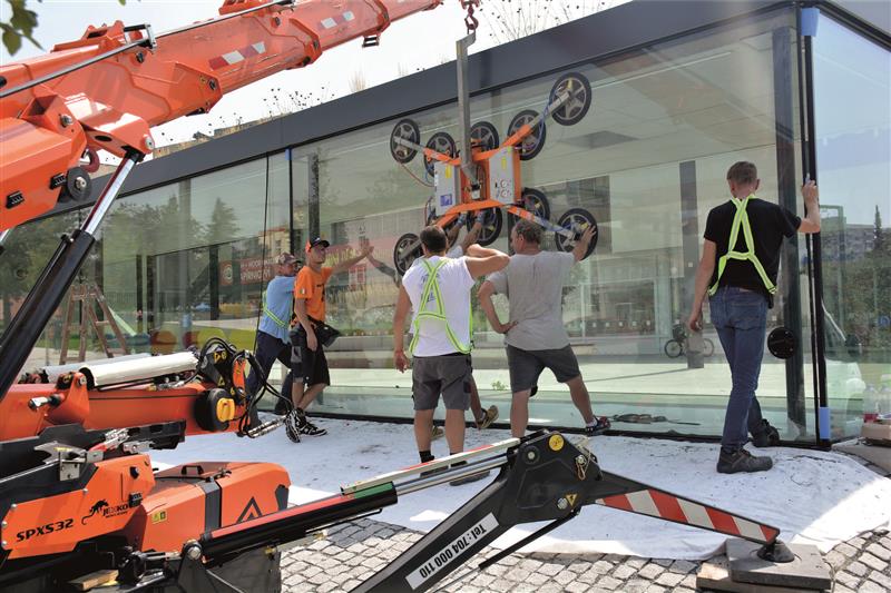 Devátého července byla za pomoci speciální techniky instalována nová prosklená stěna výstavního pavilonu. Ta původní nevydržela tlaky při sesedání objektu. FOTO: D. MACHÁČEK