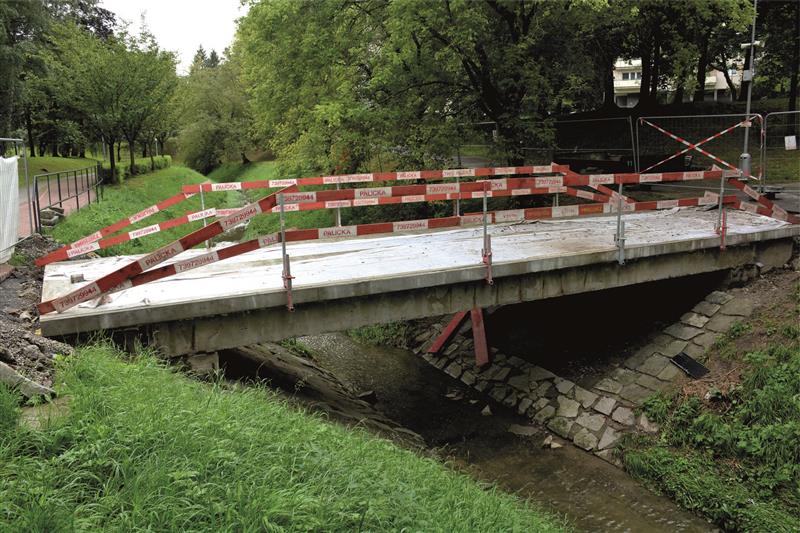Rekonstrukce lávky pro pěší propojující ulice Kpt. Nálepky a Dukelskou má být dokončena do kopřivnické pouti.  FOTO: DAVID MACHÁČEK