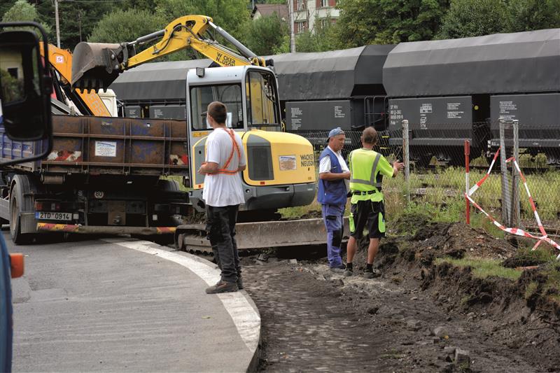 Nově budovaný chodník na ulici Štramberské má zvýšit bezpečnost chodců přecházejících na vlakové nádraží ve Štramberku. FOTO: DAVID MACHÁČEK