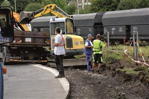Nově budovaný chodník na ulici Štramberské má zvýšit bezpečnost chodců přecházejících na vlakové nádraží ve Štramberku. FOTO: DAVID MACHÁČEK