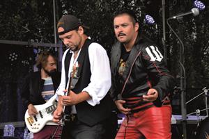 LETNÍ SLAVNOSTI MNIŠÍ: Osvětová beseda pořádala minulou sobotu 17. srpna tradiční slavnosti. Nabitý program začal už v devět hodin ráno Během oborou. Na start se i v úmorném horku postavilo zhruba šedesát běžců. Ve zcela jiném oboru se začalo soutěžit o d