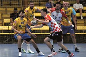 V jednom ze tří utkání na turnaji se Kopřivnice poměřila s polským Glogówem, na snímku v obraně zleva dvě letní posily Kopřivnice Matěj Pelák a Kristián Galia.  FOTO: MAREK HAVRAN