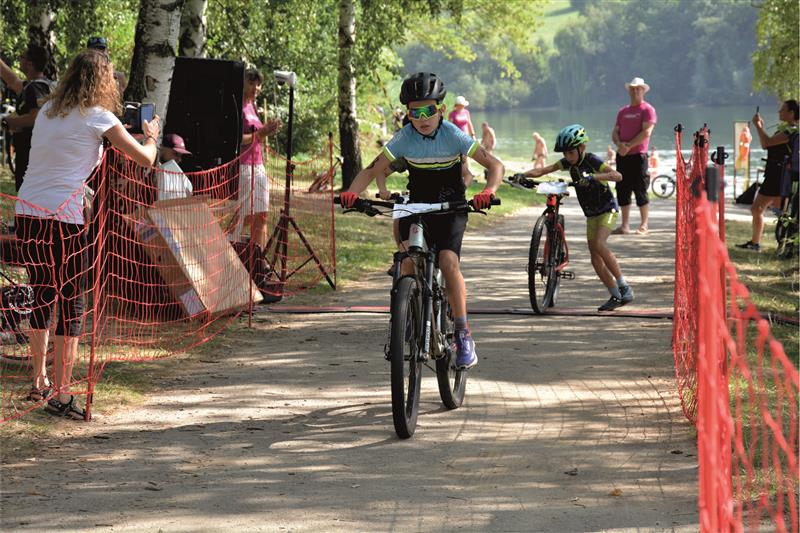 Tradiční Větřkovický triatlon se letos rozšířil o dětské duatlonové klání, do kterého se zapojilo 66 závodníků. FOTO: DAVID MACHÁČEK