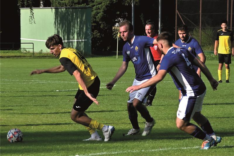 Hlavní hvězdou utkání ve Vlčovicích byl domácí útočník David Tuma (s míčem), který vstřelil tři branky vítězného týmu. FOTO: MAREK HAVRAN