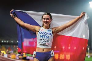 Kopřivnická atletka Adéla Tkáčová s českou vlajkou slaví bronzovou medaili  na MS juniorů v Peru. FOTO: ČAS / SOŇA MALÉTEROVÁ