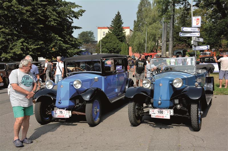 Parkovací plochy před kopřivnickou radnicí zcela zaplnily historické vozy značky Tatra. Na tradiční rallye se jich tentokrát sjelo 144. FOTO: DAVID MACHÁČEK
