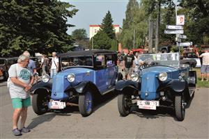 Parkovací plochy před kopřivnickou radnicí zcela zaplnily historické vozy značky Tatra. Na tradiční rallye se jich tentokrát sjelo 144. FOTO: DAVID MACHÁČEK
