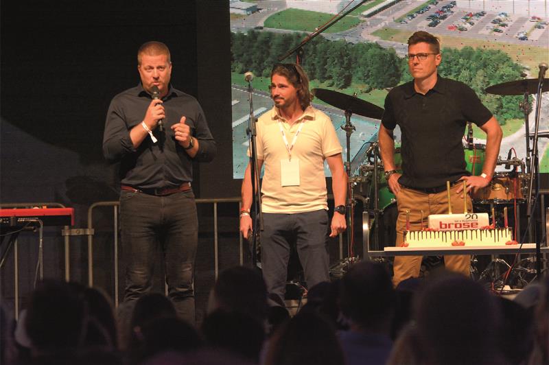 Společnost Brose minulou sobotu slavila dvacet let od zahájení provozu svého kopřivnického závodu. Mezi gratulanty nechyběl starosta Adam Hanus. FOTO: DAVID MACHÁČEK
