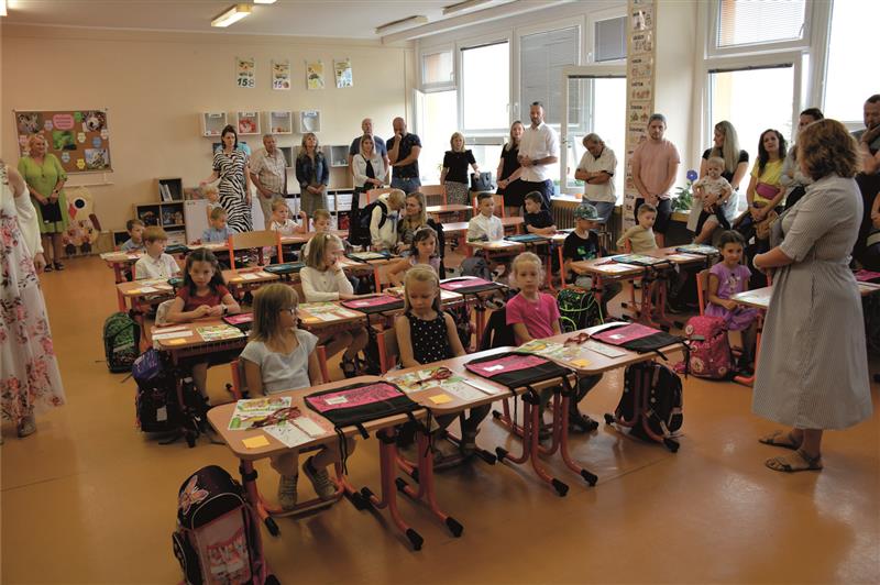 V pondělí poprvé usedlo do lavic kopřivnických základních škol 254 prvňáčků a dalších 43 dětí nastoupilo do přípravných tříd. FOTO: DAVID MACHÁČEK