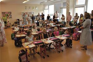 V pondělí poprvé usedlo do lavic kopřivnických základních škol 254 prvňáčků a dalších 43 dětí nastoupilo do přípravných tříd. FOTO: DAVID MACHÁČEK