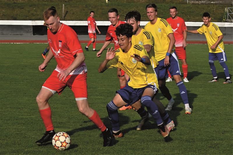 Fotbalisté FC Kopřivnice (světlejší dresy) v tomto utkání 5. kola 1.A třídy porazili Baník Albrechtice a uštědřili mu první porážku sezony.  FOTO: MAREK HAVRAN