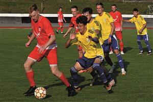 Fotbalisté FC Kopřivnice (světlejší dresy) v tomto utkání 5. kola 1.A třídy porazili Baník Albrechtice a uštědřili mu první porážku sezony.  FOTO: MAREK HAVRAN