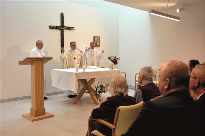 Kopřivnice má od začátku tohoto týdne nový sakrální prostor. Ekumenickou kapli zasvěcenou sv. Jiří v přízemí domova pro seniory v pondělí požehnal ostravsko-opavský biskup Martin David a sloužil v ní první mši svatou. FOTO: DAVID MACHÁČEK