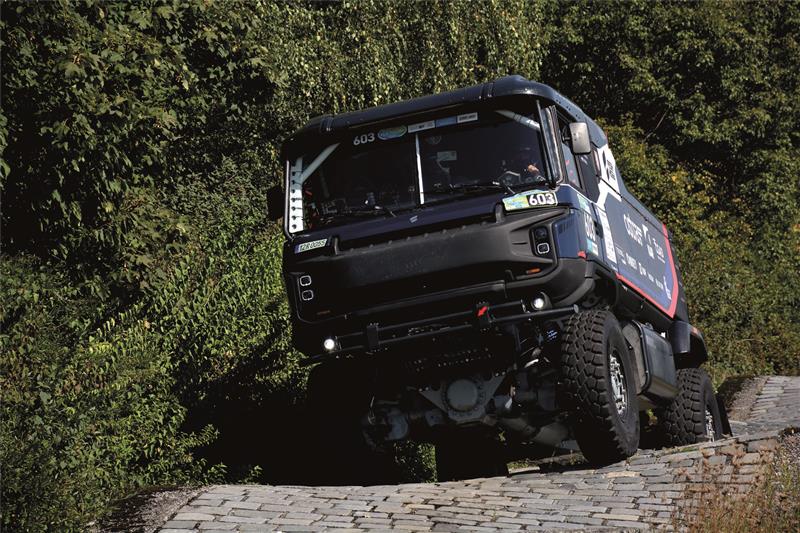 Nový závodní kamion ostravského Fesh Fesh týmu FF7 4 × 4 se minulý týden proháněl na speciálních vozovkách tatrováckého polygonu. FOTO: DAVID MACHÁČEK