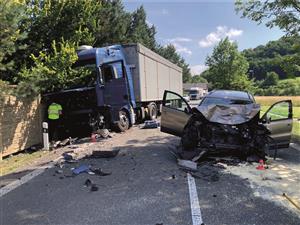 Kopřivničtí dobrovolní hasiči zasahovali 25. června u dopravní nehody ve Vlčovicích, kde došlo k čelnímu střetu osobního a nákladního automobilu. FOTO: JSDH KOPŘIVNICE