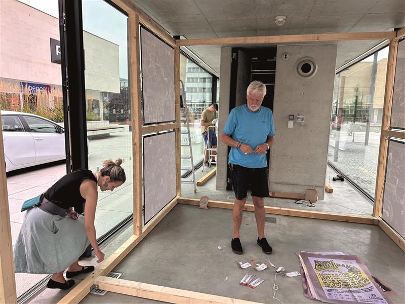 Snímek z instalace aktuální výstavy, která v pavilonu v centru Kopřivnice připomíná zdejší rockový festival Šlahouny, od jehož prvního ročníku letos uplynulo třicet let. Výstava vyvrcholí vzpomínkovým minifestivalem 27. září. FOTO: DAVID MACHÁČEK