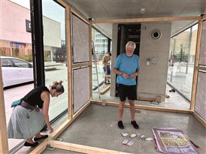 Snímek z instalace aktuální výstavy, která v pavilonu v centru Kopřivnice připomíná zdejší rockový festival Šlahouny, od jehož prvního ročníku letos uplynulo třicet let. Výstava vyvrcholí vzpomínkovým minifestivalem 27. září. FOTO: DAVID MACHÁČEK