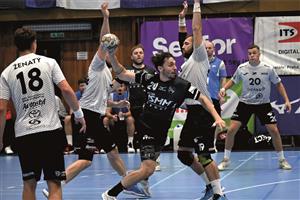 Házenkáři Kopřivnice zahájili nový ročník extraligy výhrou. Na snímku střílí jeden ze svých tří gólů do sítě Jičína jedna z letních posil Matěj Pelák. FOTO: MAREK HAVRAN