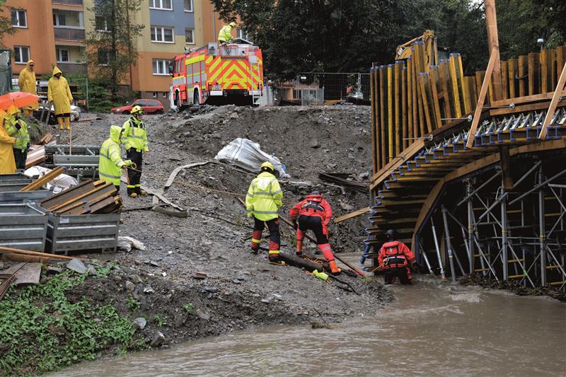 Mezi víkendové zásahy kopřivnických dobrovolných hasičů patřilo i uvolnění průtoku pod konstrukcí, která držela čerstvě vybetonovaný oblouk nového mostu na ulici Erbenově. FOTO: DAVID MACHÁČEK
