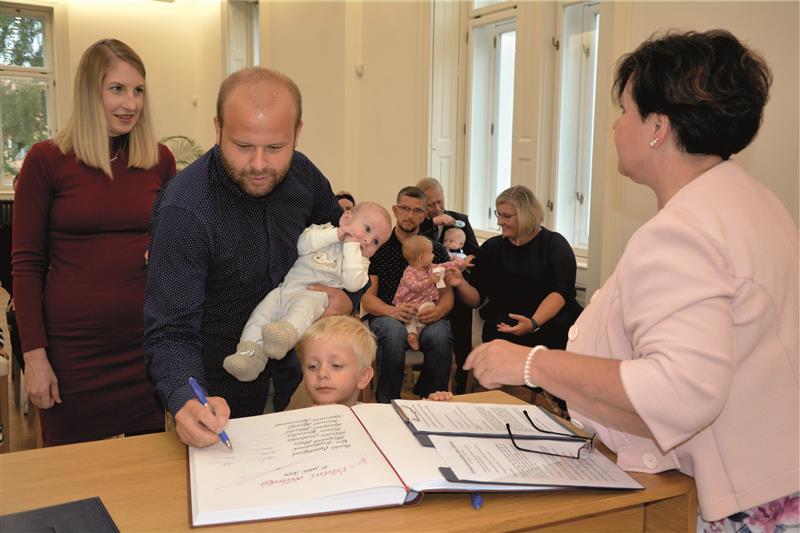 Po prázdninové pauze se opět před týdnem v Ringhofferově vile vítali noví občánci Kopřivnice. FOTO: DANA HOĎÁKOVÁ