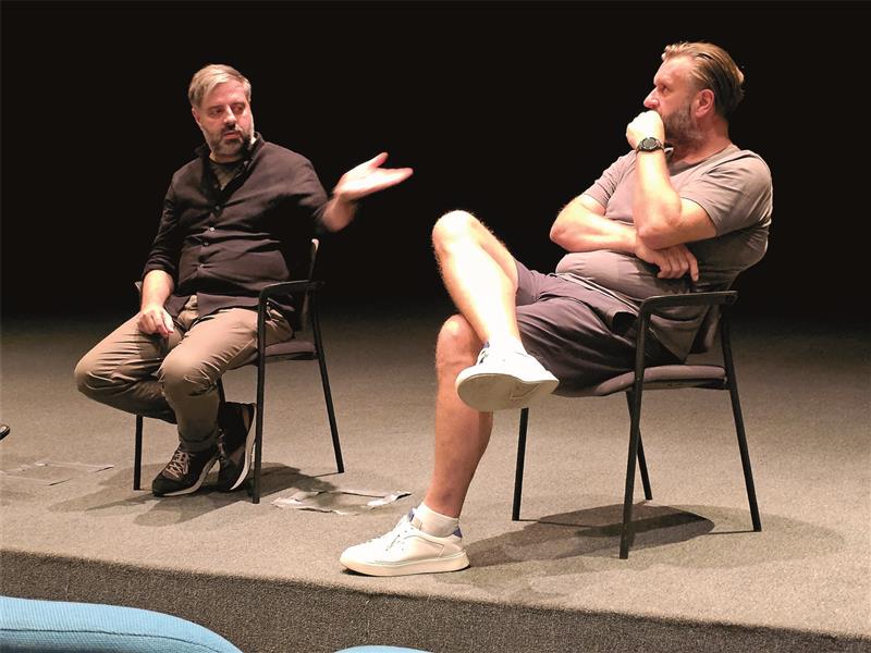 Dušan (vlevo) a Tomáš Neuwerthovi při besedě po projekci dokumentu tata_bojs.doc ve zdejším Filmovém klubu. FOTO: DAVID MACHÁČEK