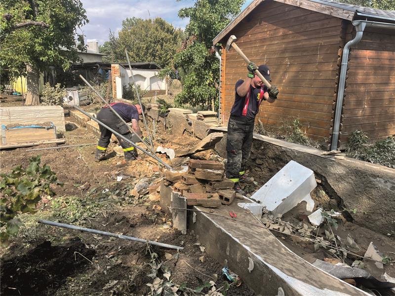 Kopřivničtí dobrovolní hasiči vyjeli v uplynulém týdnu dvakrát do Opavy, kde pomáhali nejen s čerpáním vody, ale i se základním úklidem po povodni.