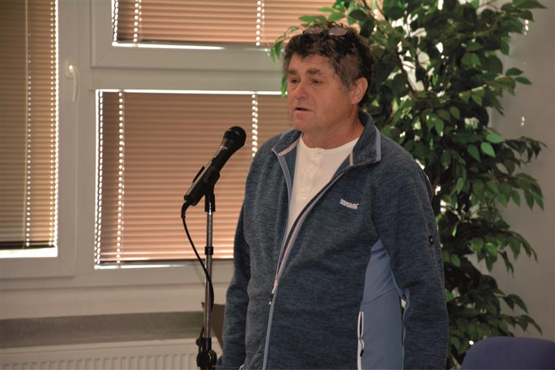 V úvodu zasedání zastupitelstva složil zákonem předepsaný slib Zdeněk Svoboda, zvolený za hnutí ANO, který nahradil rezignujícího kolegu Jiřího Tichánka. FOTO: DAVID MACHÁČEK