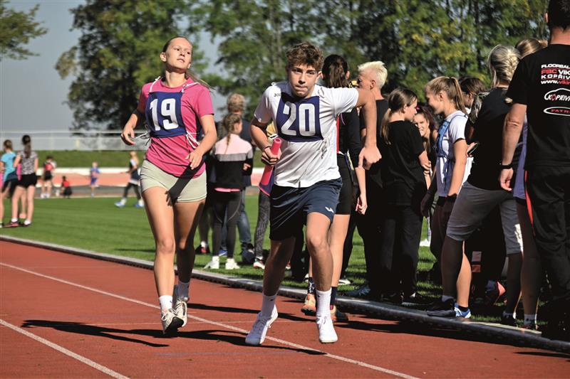 Žáci základních škol bojovali v pátečním dopoledni na letním stadionu v Zátopkově pětce a desítce. V obou štafetách vyhrála příhodná škola – ZŠ Emila Zátopka z Kopřivnice. FOTO: M. HAVRAN