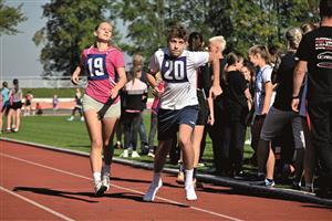 Žáci základních škol bojovali v pátečním dopoledni na letním stadionu v Zátopkově pětce a desítce. V obou štafetách vyhrála příhodná škola – ZŠ Emila Zátopka z Kopřivnice. FOTO: M. HAVRAN