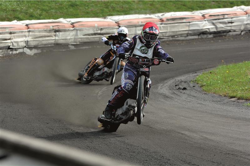 Parádní závod zajel v Kopřivnici při oslavách 70. výročí místní ploché dráhy mimo jiné i domácí Jan Macek (v popředí), který ze šesti jízd třikrát vyhrál a dvakrát byl druhý.  FOTO: DAVID MACHÁČEK