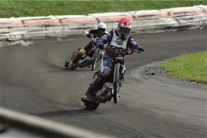 Parádní závod zajel v Kopřivnici při oslavách 70. výročí místní ploché dráhy mimo jiné i domácí Jan Macek (v popředí), který ze šesti jízd třikrát vyhrál a dvakrát byl druhý.  FOTO: DAVID MACHÁČEK