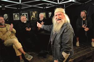 Při besedě o historii Šlahounů a místní alternativní kultury se sešli všichni obvyklí podezřelí. FOTO: DAVID MACHÁČEK