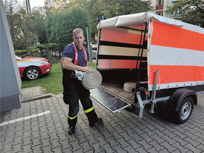 Kopřivničtí dobrovolní hasiči připravují vybavení před odjezdem k zásahu do Ostravy, kde pomáhali s odčerpáváním po záplavových lagun v Nové Vsi. FOTO: DAVID MACHÁČEK