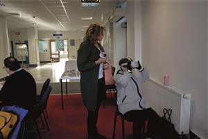 Návštěvníci Dne duševního zdraví si mohli prostřednictvím virtuální reality vyzkoušet pocity lidí s psychiatrickou diagnózou. FOTO: DANA HOĎÁKOVÁ