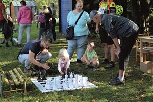 Jednou z disciplín Miniolympiády pořádané na zahradě Mateřské školy Pionýrská byly i šachy, které dětem přiblížili členové místního šachového klubu. FOTO: DANA HOĎÁKOVÁ