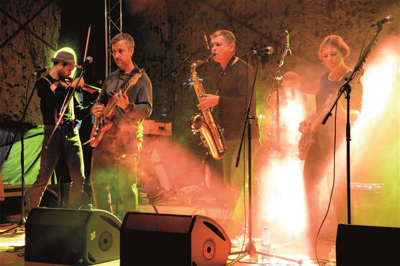 Největší lidskou sílu při oslavách třicátého výročí prvních Šlahounů zmobilizovala kapela ZAhRADKAři, která si pochvalovala atmosféru akce. FOTO: DAVID MACHÁČEK