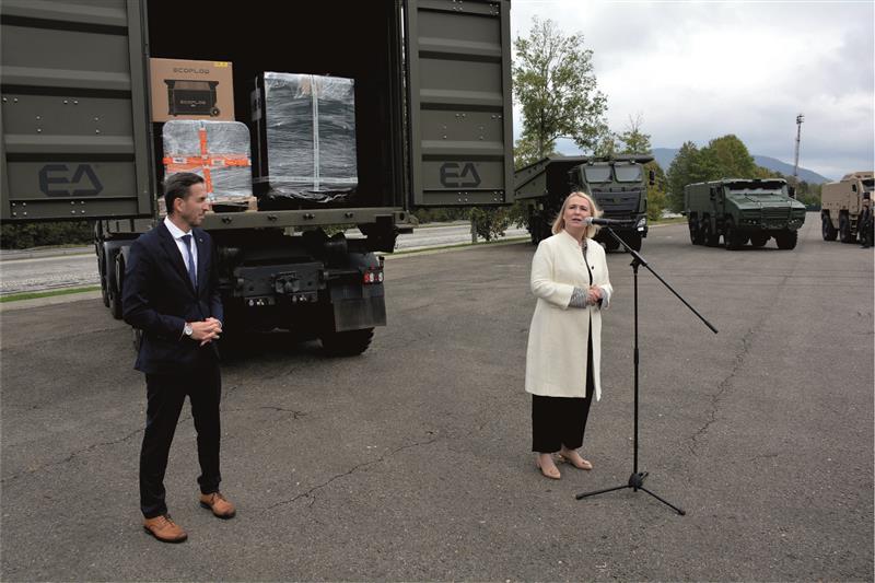 Na pomoci pro ukrajinské vesnice se ministryně Černochová dohodla během návštěvy tamních památníků československých vojáků.     FOTO: DAVID MACHÁČEK