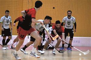 Florbalisté Kopřivnice (tmavší dresy) v tomto domácím utkání nevyužili dobrého vstupu, ve druhé periodě čtyřikrát inkasovali a poprvé v sezoně doma vyšli naprázdno.   FOTO: M. HAVRAN